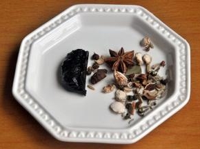 准备卤料，我用了一小块卤膏，可以在超市买或者网购，卤出来的味更正。