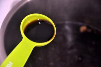 煮沸后倒入生抽。