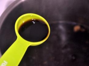 煮沸后倒入生抽。