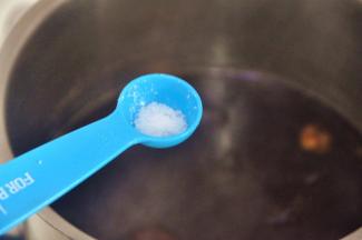 倒入盐，继续煮2分钟，然后关火焖半小时。