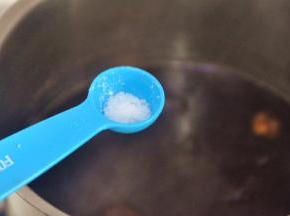 倒入盐，继续煮2分钟，然后关火焖半小时。