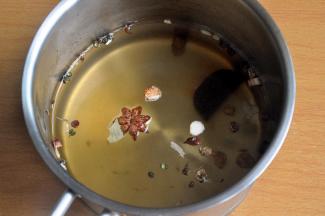 小锅中加小半的水，将卤膏、八角、山奈、花椒、香叶等放进去煮开。