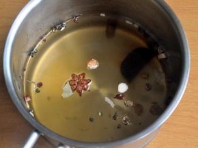 小锅中加小半的水，将卤膏、八角、山奈、花椒、香叶等放进去煮开。