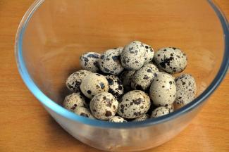 将冷却的鹌鹑蛋逐个敲破壳，以便进味。