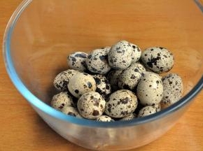 将冷却的鹌鹑蛋逐个敲破壳，以便进味。