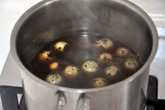 将鹌鹑蛋放入卤水中浸泡30分钟，重新加热至沸腾，继续煮3分钟后关火，如果喜欢味道浓一些，可以不急着捞出，在水里泡久一点，待冷却后连卤汁一起放入冰箱冷藏一夜。