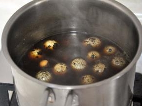 将鹌鹑蛋放入卤水中浸泡30分钟，重新加热至沸腾，继续煮3分钟后关火，如果喜欢味道浓一些，可以不急着捞出，在水里泡久一点，待冷却后连卤汁一起放入冰箱冷藏一夜。