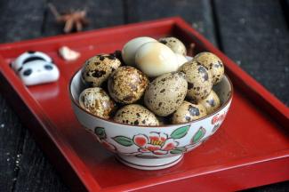 图片中的蛋，是没有过夜的，卤水中泡了2个小时，但对我来说刚刚好，泡一夜后颜色会慢慢渗进去，喜欢重口味的建议泡过夜。