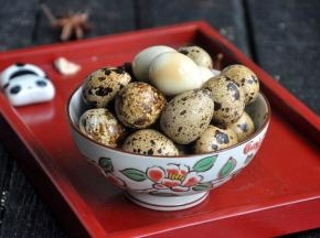 图片中的蛋，是没有过夜的，卤水中泡了2个小时，但对我来说刚刚好，泡一夜后颜色会慢慢渗进去，喜欢重口味的建议泡过夜。