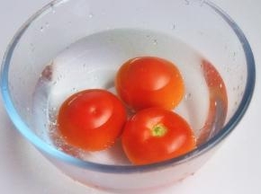 将番茄洗净。