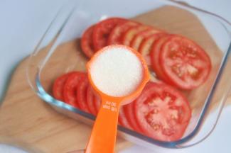 均匀地撒上白砂糖，保证每一片都有白糖。