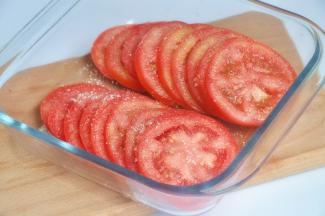 盖一层保鲜膜，放入冰箱冷藏几小时。