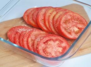 盖一层保鲜膜，放入冰箱冷藏几小时。