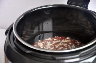 将内胆装入电压力煲，放入冰糖，如果不喜欢甜食，可以不放冰糖，水的量也请根据个人需求调整，如果想多喝一些水，可以增加。