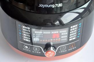 选择八宝粥功能35分钟，将压力调到7档，启动程序，没有电压力煲，用普通高压锅也可以，高压锅上气后转小火35分钟。