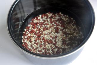 将红豆薏仁淘洗干净后用清水浸泡2小时，中间换一次水。