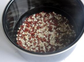 将红豆薏仁淘洗干净后用清水浸泡2小时，中间换一次水。