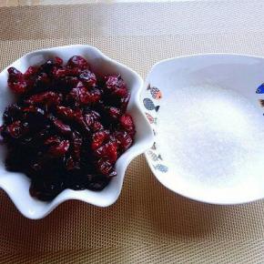 蔓越莓干洗干净，白沙糖准备好。