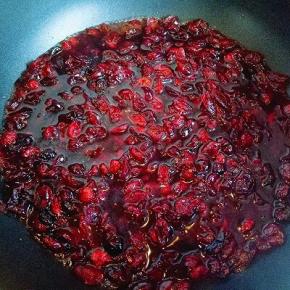 锅中加入水，加入洗干净的蔓越莓和白砂糖，大火烧开，撇去浮沫，转小火慢熬。