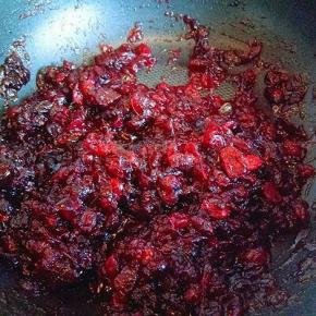 熬的过程中小火需要不停的用勺子搅拌，避免糊底。(这个步骤要有耐心哦，小火不停的搅拌。)小火熬至直到黏稠。