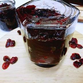 立即装入消毒的瓶中，盖上盖子倒扣，形成真空，延长保质期。(果酱瓶一定要消毒后再用。)