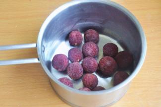 沥干水份后倒入小锅中。