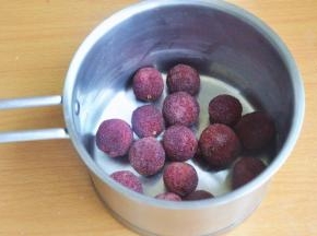 沥干水份后倒入小锅中。