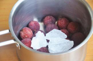 加入冰糖，冰糖的量可根据个人喜好调整，喜欢酸味浓就少放一些冰糖。