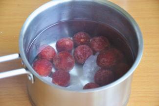 加入适量的水，大火烧开后小火熬20分钟，如果想要味道浓郁、汤色红一些，可把杨梅压烂了加时再煮一会儿。