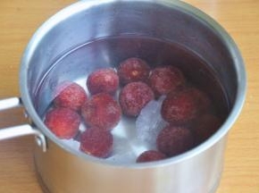 加入适量的水，大火烧开后小火熬20分钟，如果想要味道浓郁、汤色红一些，可把杨梅压烂了加时再煮一会儿。