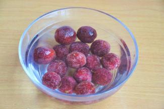 将杨梅清洗干净后用盐水浸泡20-30分钟，亦可帮助去除杨梅果肉中的寄生虫。