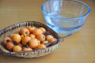 为了防止枇杷氧化变黑，提前准备一碗淡盐水。