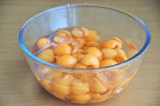 用勺子将枇杷去皮去核，分成两半，剥好皮后先放在水里。