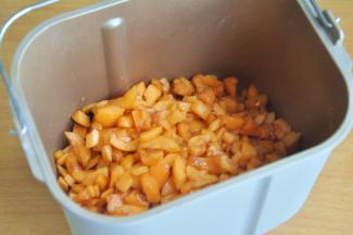 将盐水倒掉，将果肉切碎一点，放入面包机中。