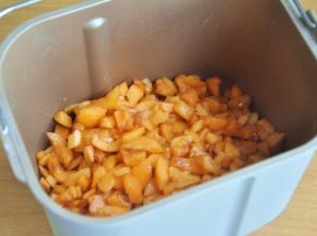 将盐水倒掉，将果肉切碎一点，放入面包机中。