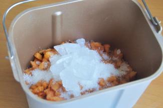 放入冰糖和白糖，甜度可以根据酸甜度调整，一般果酱的果肉和糖的比例为2：1，糖量可适当增减，糖可以使果酱浓稠，是很好的防腐剂，过少的使用糖会使保质期缩短，如果糖量适中，消毒良好果酱可保质6个月以上。