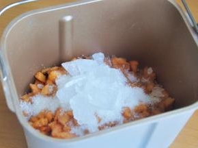 放入冰糖和白糖，甜度可以根据酸甜度调整，一般果酱的果肉和糖的比例为2：1，糖量可适当增减，糖可以使果酱浓稠，是很好的防腐剂，过少的使用糖会使保质期缩短，如果糖量适中，消毒良好果酱可保质6个月以上。