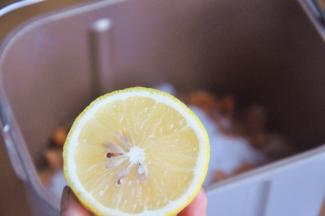 倒入半个柠檬的汁，柠檬汁在果酱能起到调整酸度、杀菌防腐、增加果香和提高光泽度的作用。