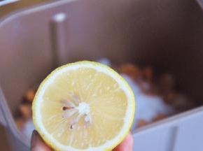 倒入半个柠檬的汁，柠檬汁在果酱能起到调整酸度、杀菌防腐、增加果香和提高光泽度的作用。