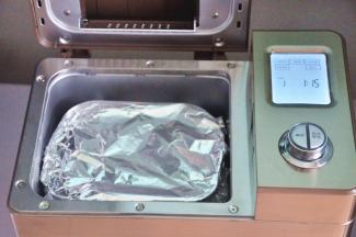 在面包桶上盖一张锡纸，防止果酱飞溅，便于后期清洗，启动果酱程序，我的面包机时间为1小时15分钟，不同的型号时间略有差异。