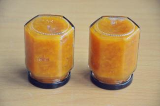 将做好的果酱趁热装入提前消毒的瓶子里，然后立刻倒扣30分钟以上，趁热倒扣的目的是让瓶内达到低压，接近真空。