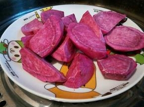 冷水，上蒸锅蒸熟就可以，