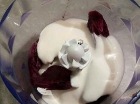 蒸熟的紫薯，凉了就可以和酸奶一起放入搅拌机搅拌，