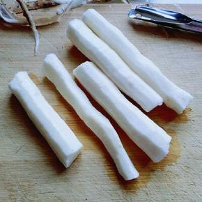 山药去皮切段(可以戴上一次性手套哦，避免山药汁液弄手上比较痒)