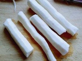 山药去皮切段(可以戴上一次性手套哦，避免山药汁液弄手上比较痒)