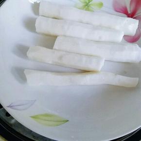 削皮的山药装入盘子中，上锅隔水蒸熟，可以用筷子扎一下来辨别是否熟，轻松扎透即为熟。