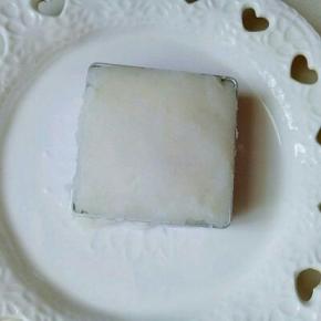 山药蒸熟后取出，加入白砂糖，用勺子碾压碎，(食用料理机也可以的) 形状可以根据个人喜欢，我的模具是凤梨酥的模具。没有特别要求。