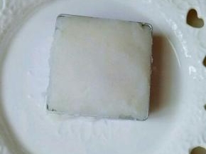 山药蒸熟后取出，加入白砂糖，用勺子碾压碎，(食用料理机也可以的) 形状可以根据个人喜欢，我的模具是凤梨酥的模具。没有特别要求。