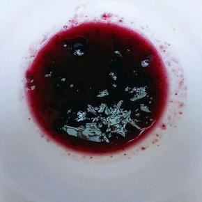 2勺蓝莓酱加入凉开水充分搅拌均匀，将蓝莓酱化开。