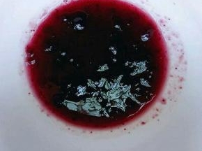 2勺蓝莓酱加入凉开水充分搅拌均匀，将蓝莓酱化开。